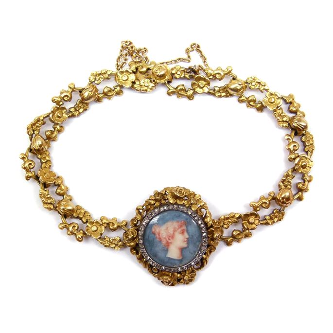 French gold bracelet with an enamel neoclassical profile | MasterArt